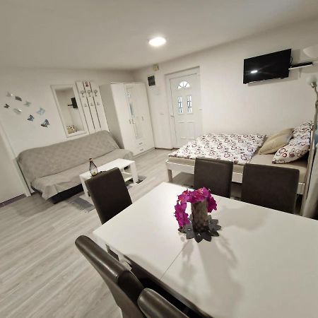 Guesthouse Ella Szluin Kültér fotó