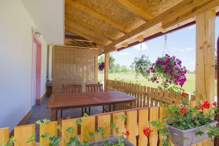 Guesthouse Ella Szluin Kültér fotó